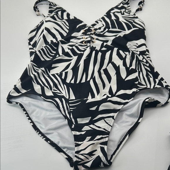 The Unbranded Brand Other - Women’s Black & White Zebra One-Piece Swimsuit